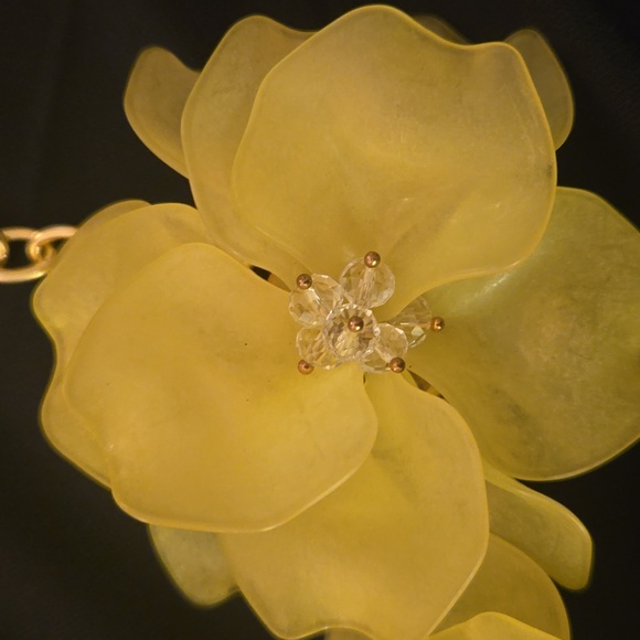 Stunning Necklace with 3 Yellow Acrylic Flowers on a Gold Tone Chain - Picture 2 of 6